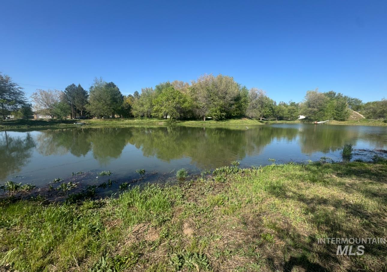 5601 E Victory Rd Property Photo 2