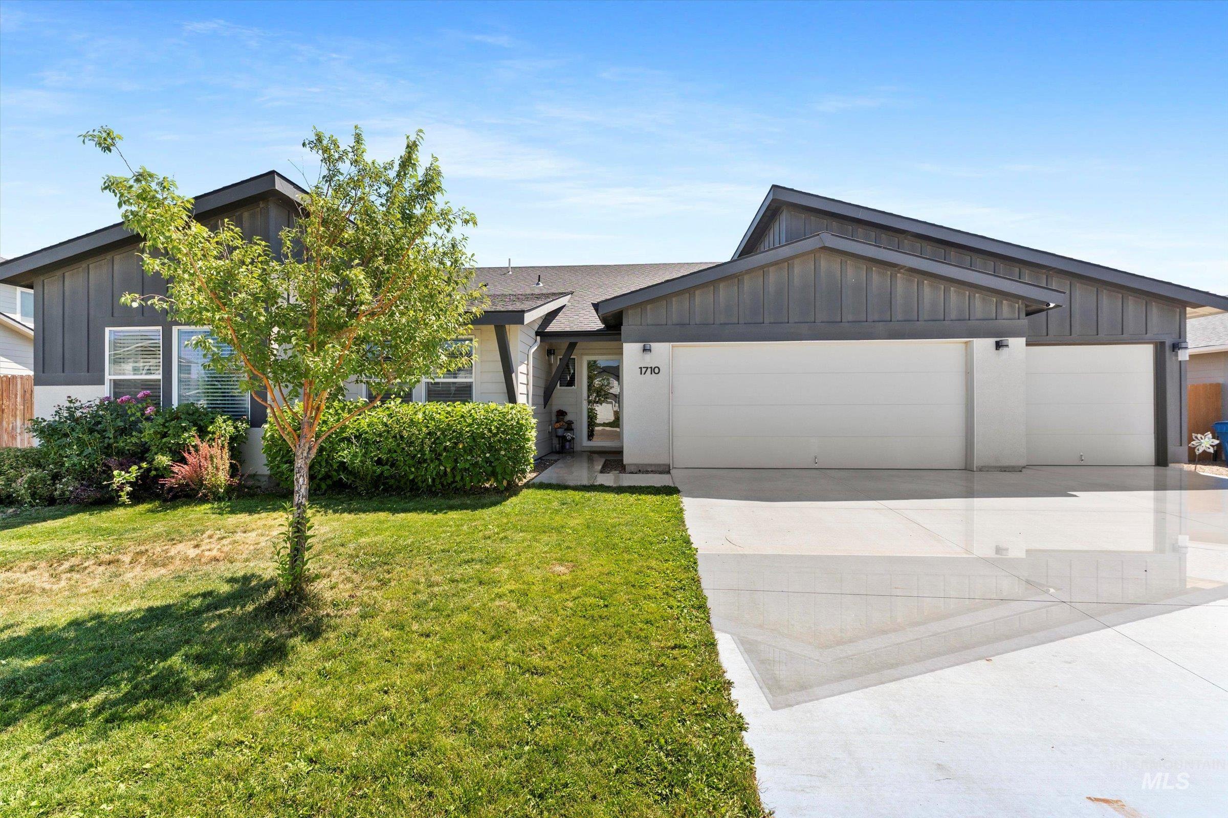 1710 SW Gabar Property Photo 1