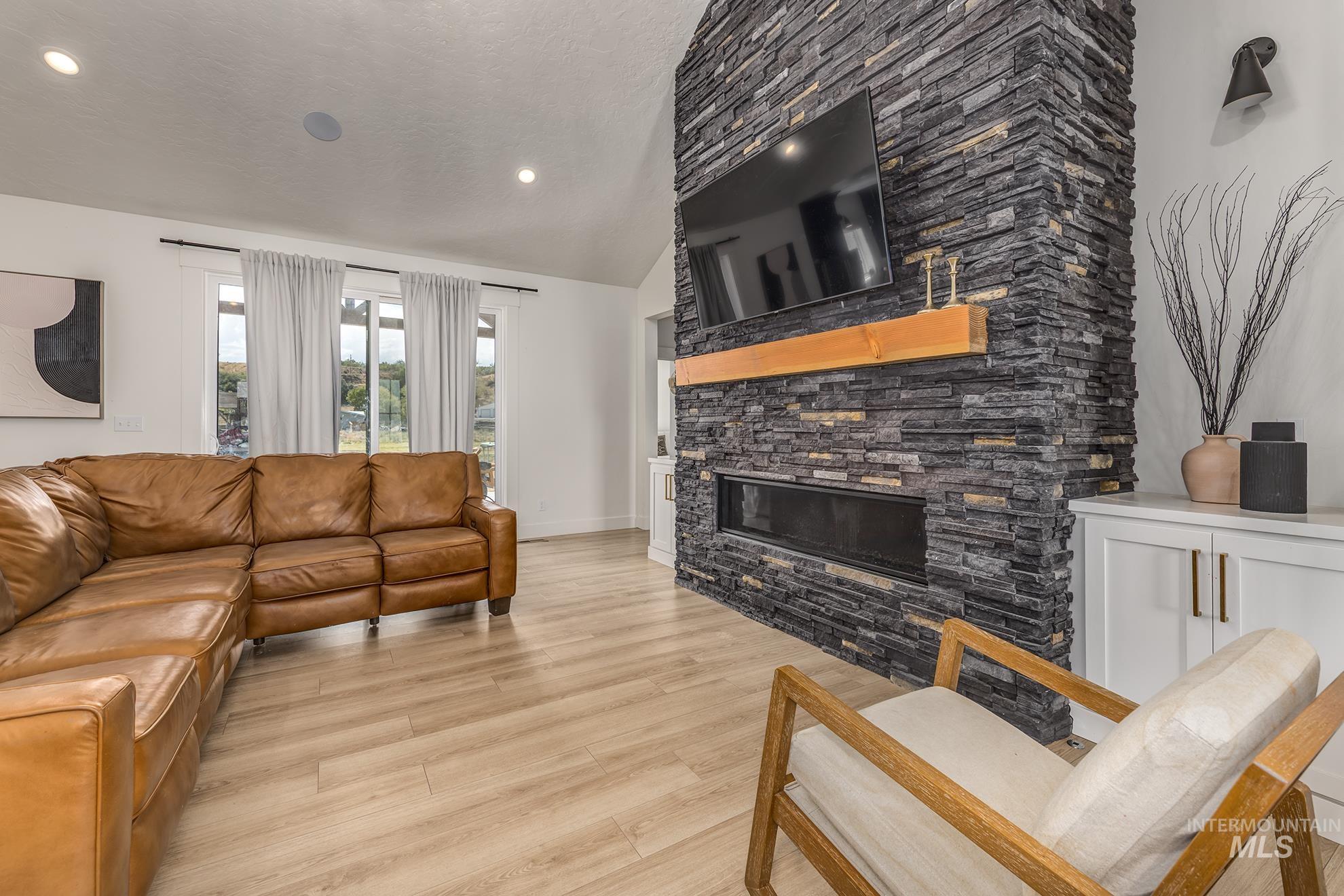 424 Foothill Drive Property Photo 3