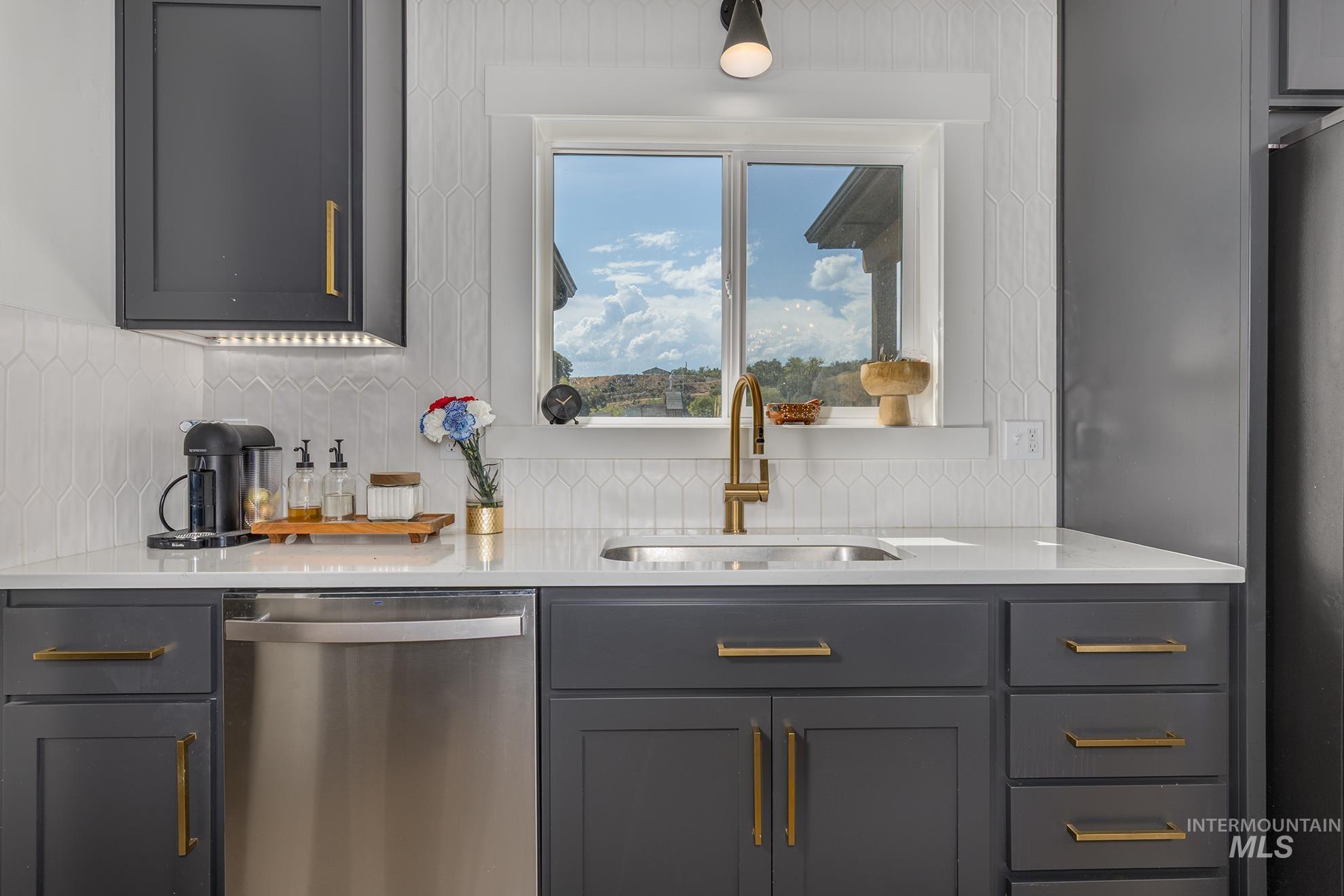 424 Foothill Drive Property Photo 6