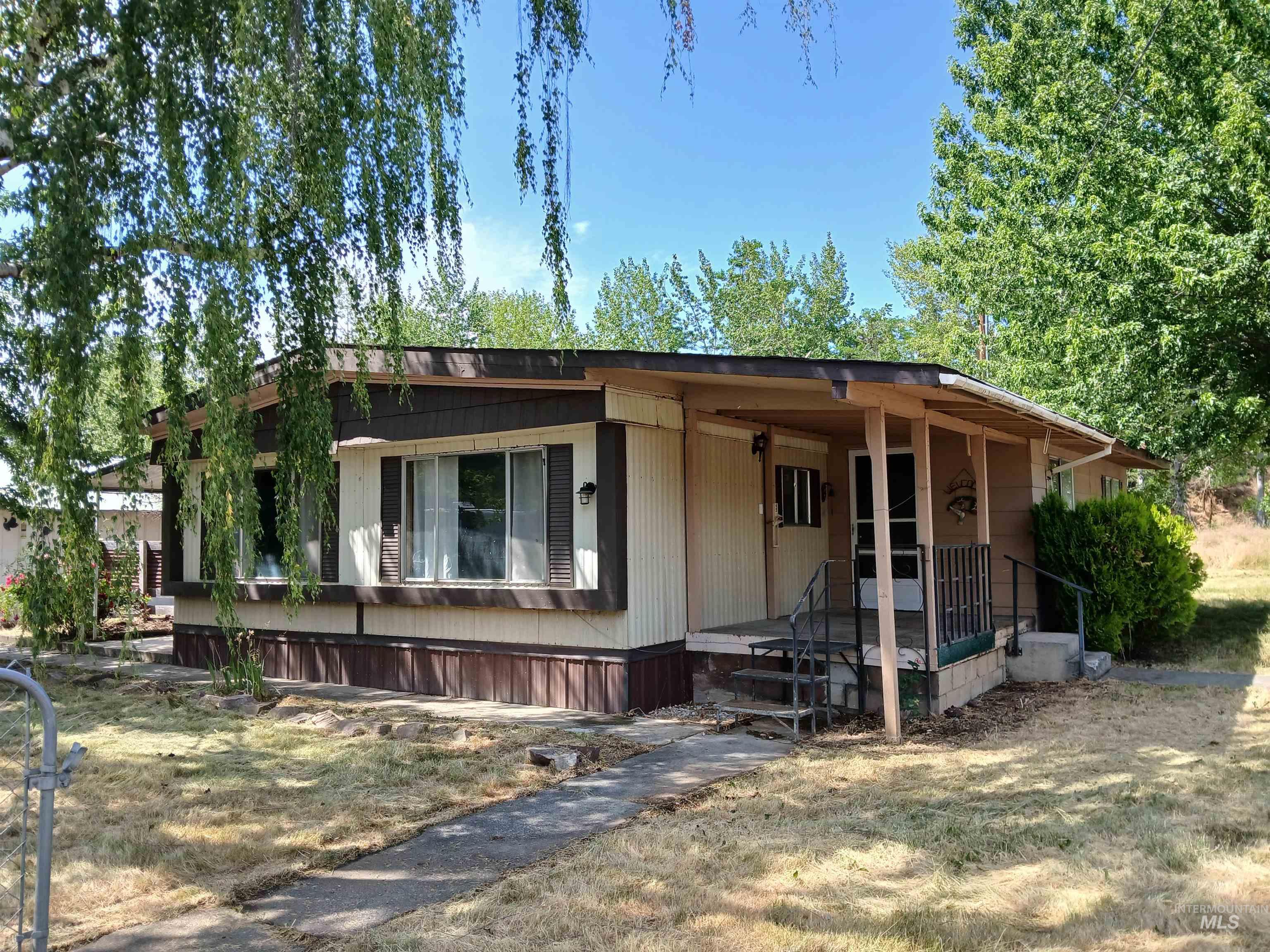 907 Phinney Property Photo 1