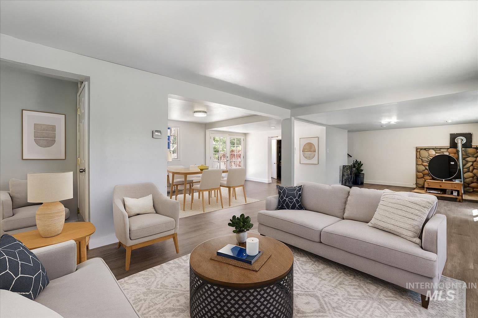 377 Maple Ave W Property Photo 1