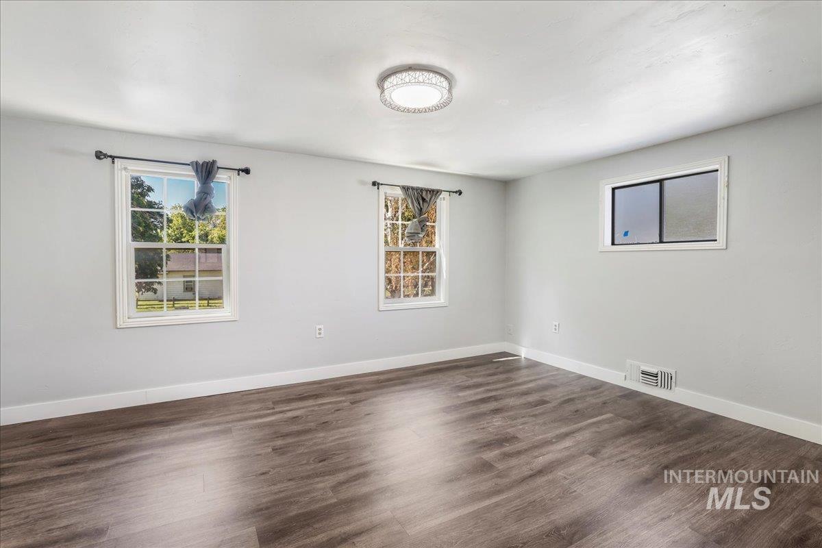 377 Maple Ave W Property Photo 4