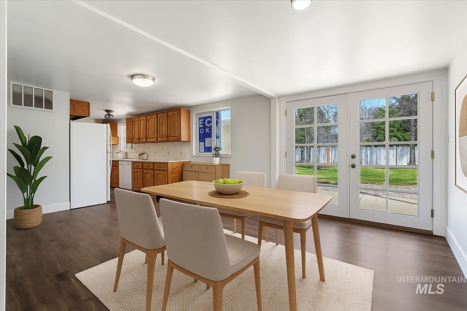 377 Maple Ave W Property Photo 7