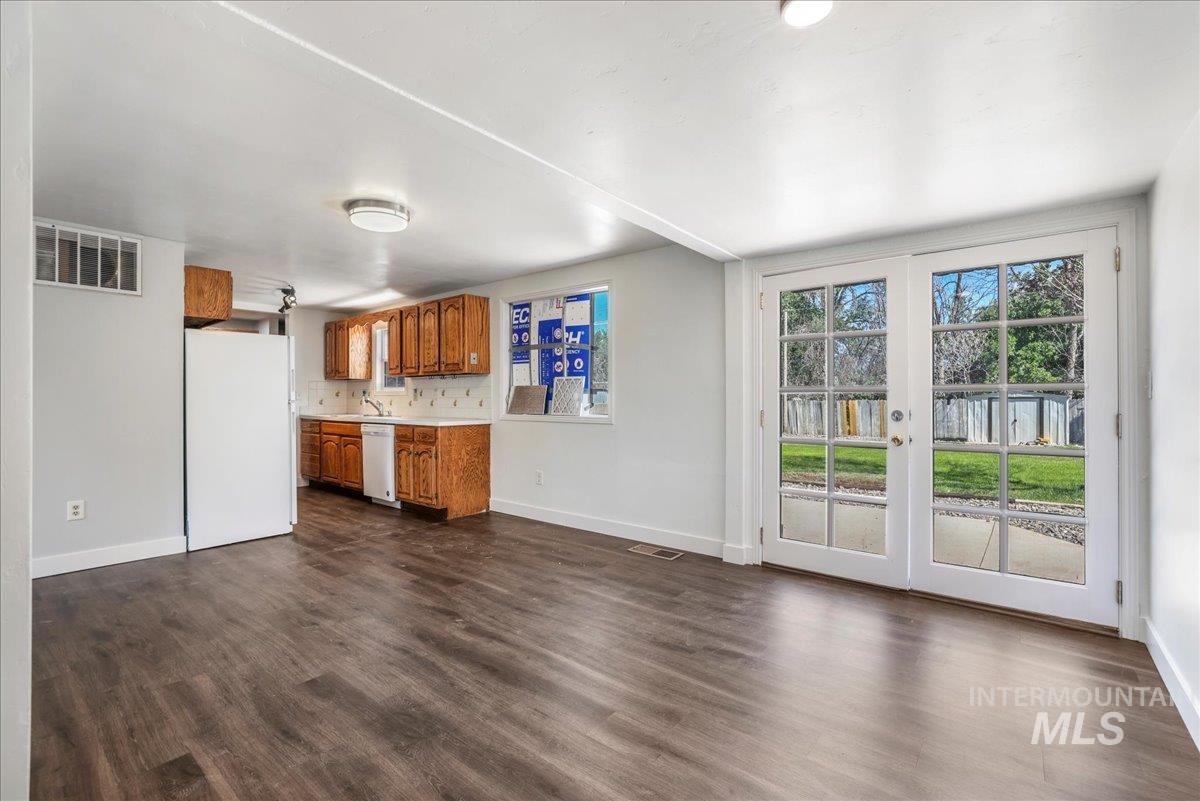 377 Maple Ave W Property Photo 8