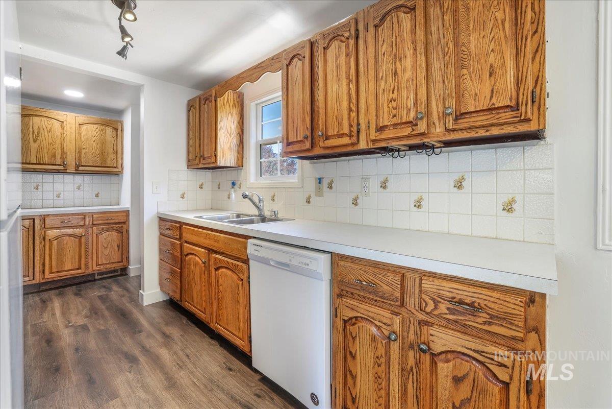 377 Maple Ave W Property Photo 9