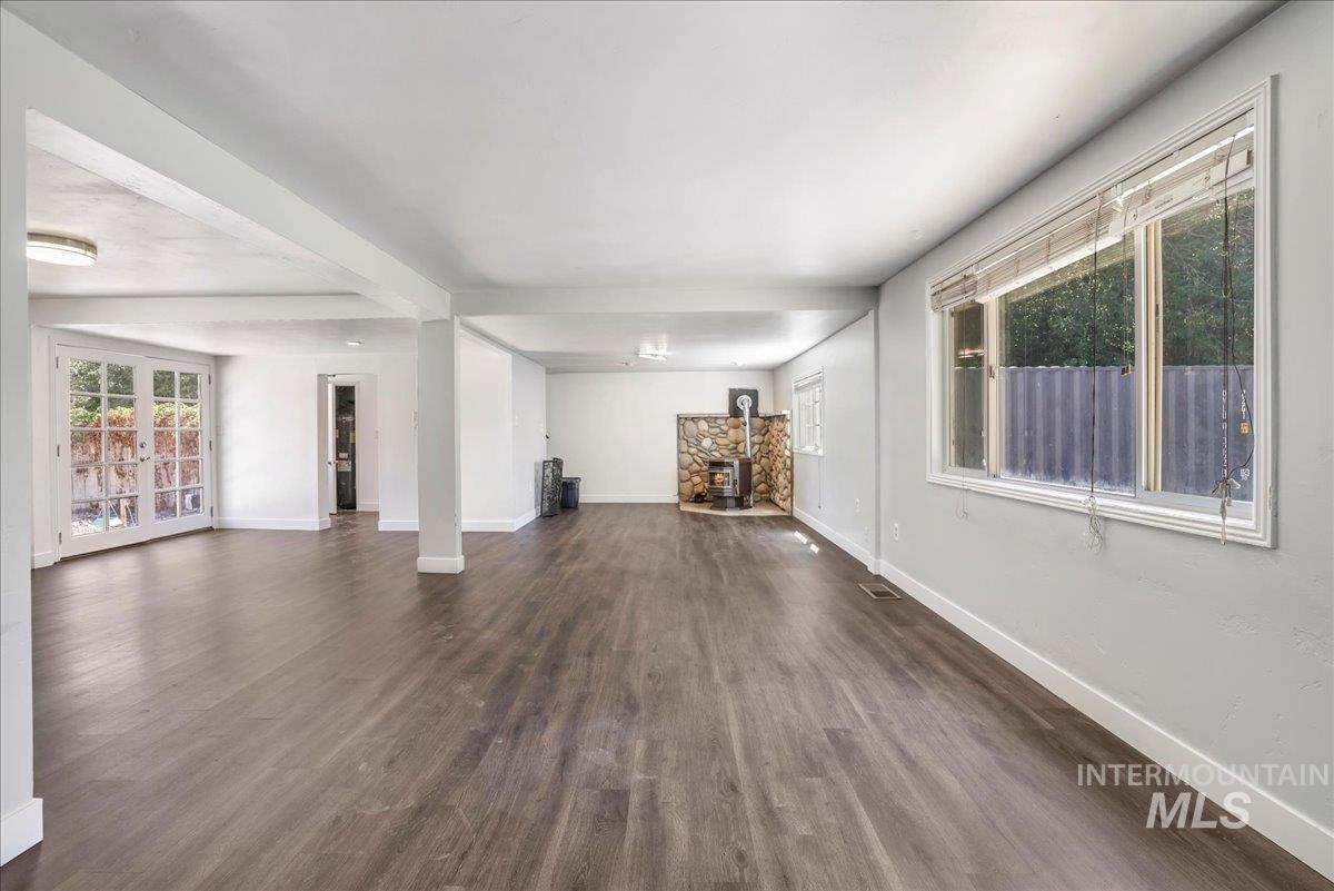 377 Maple Ave W Property Photo 11