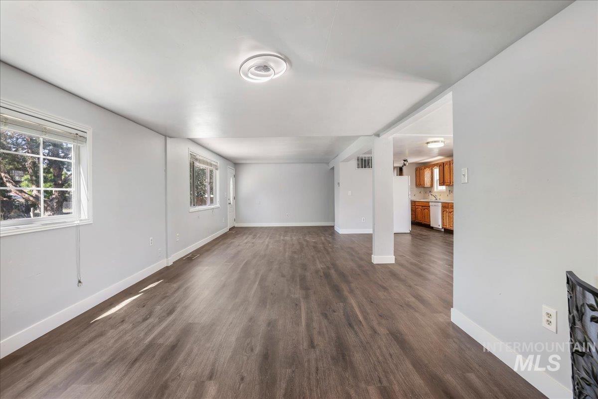 377 Maple Ave W Property Photo 12