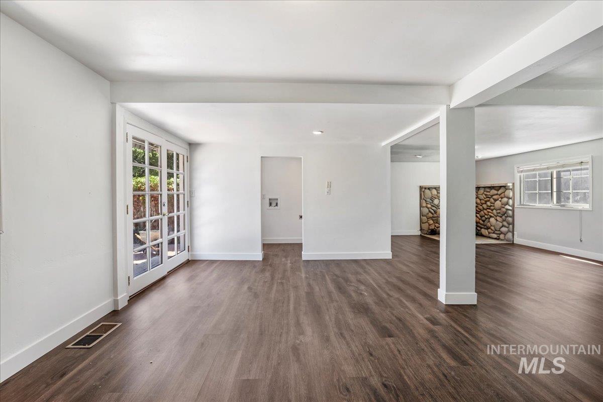 377 Maple Ave W Property Photo 14