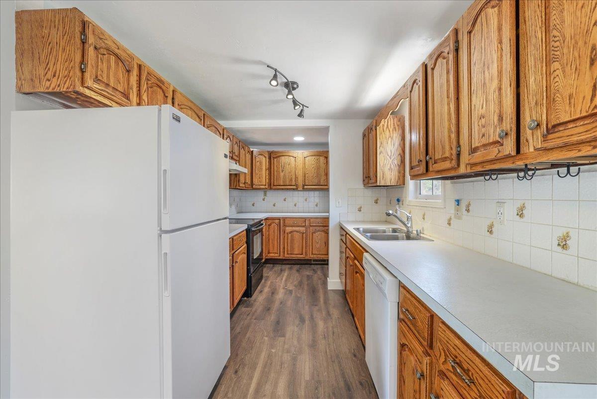 377 Maple Ave W Property Photo 15