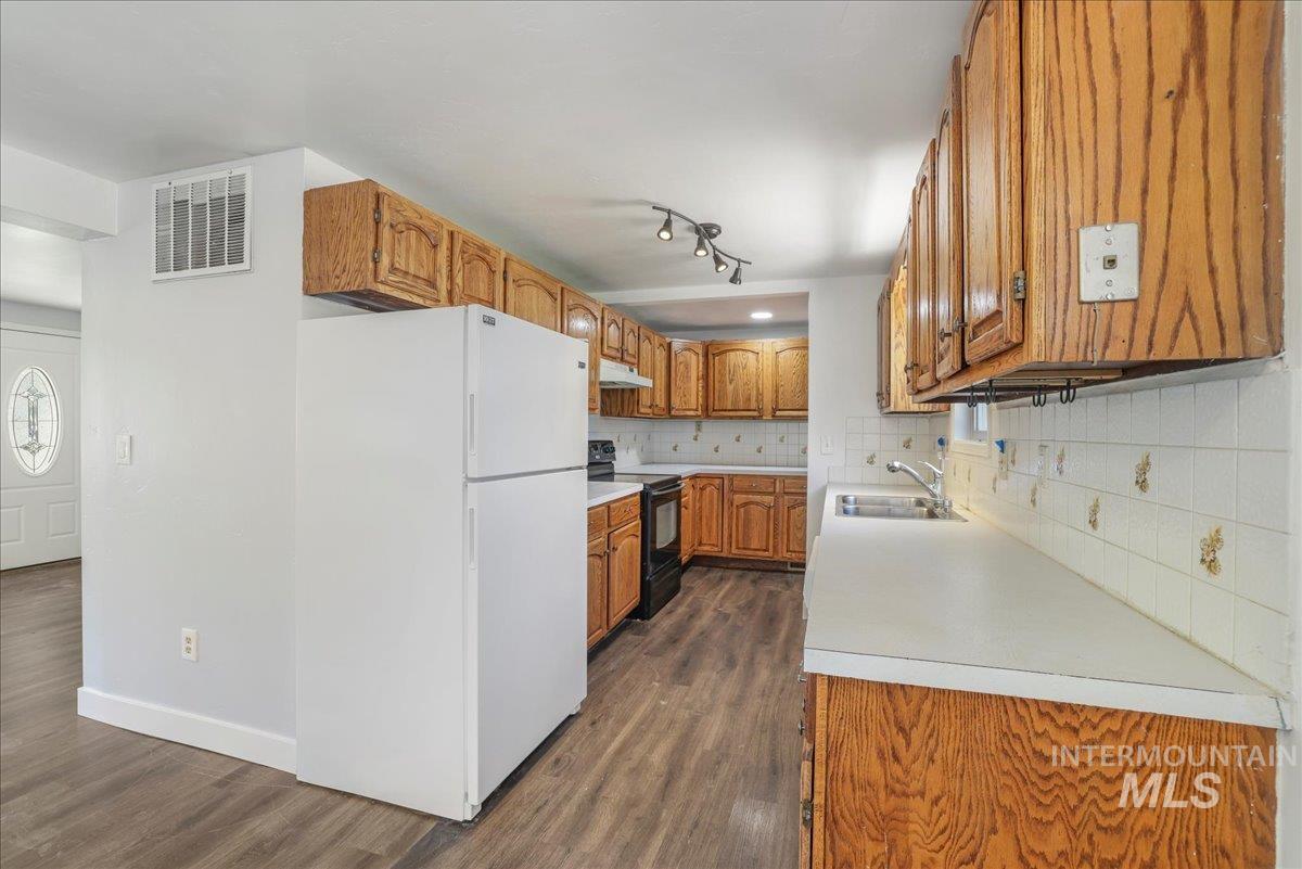 377 Maple Ave W Property Photo 16