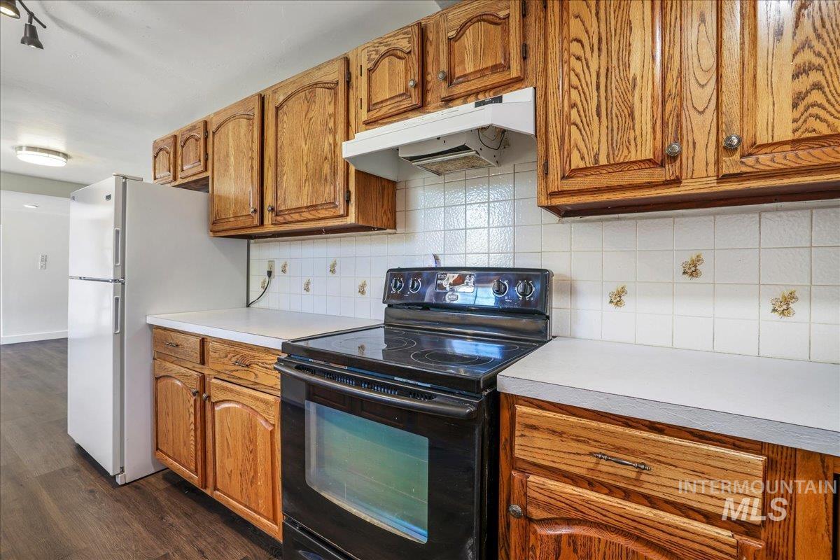 377 Maple Ave W Property Photo 17