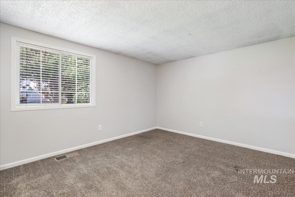 377 Maple Ave W Property Photo 20