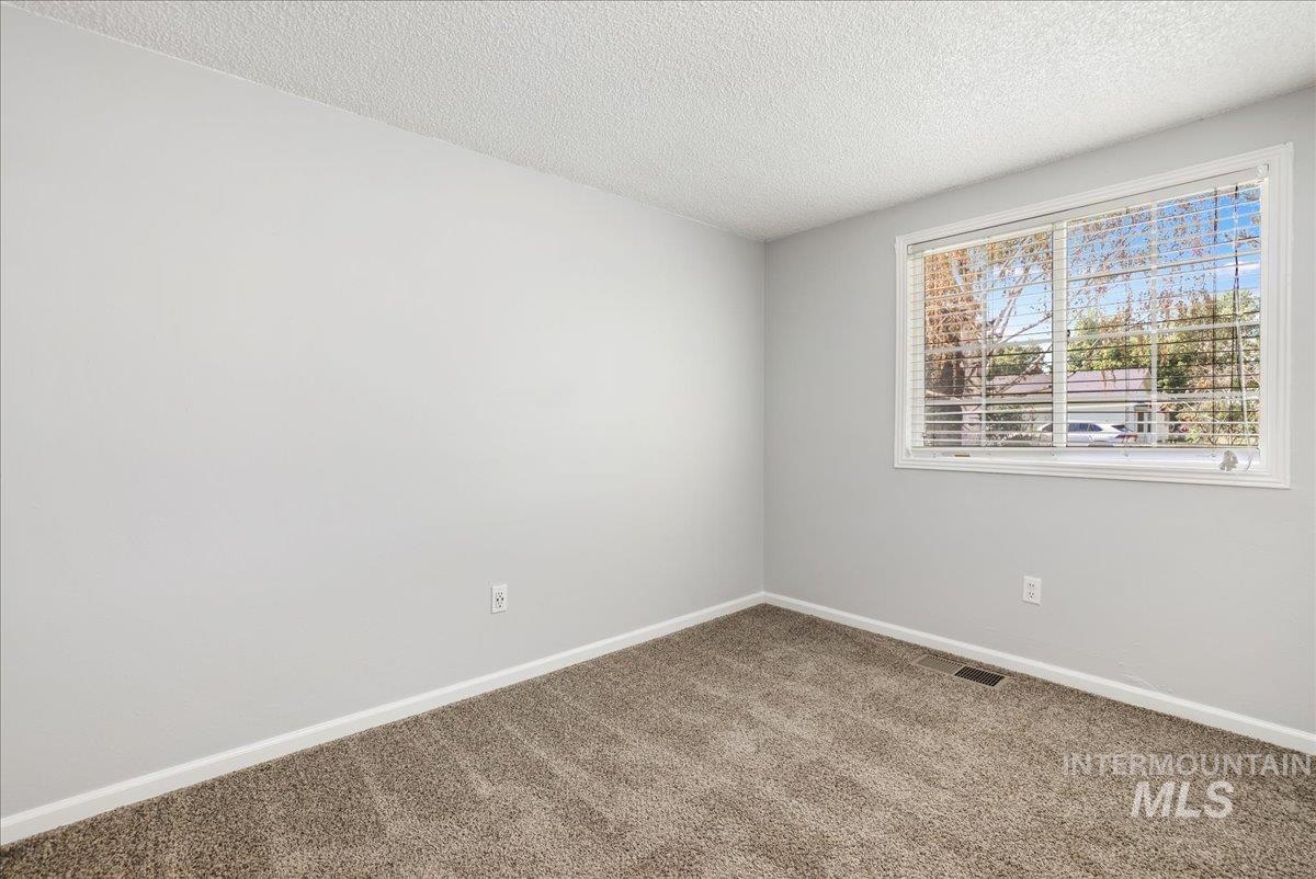 377 Maple Ave W Property Photo 22