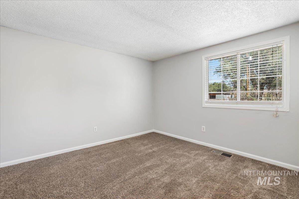 377 Maple Ave W Property Photo 24