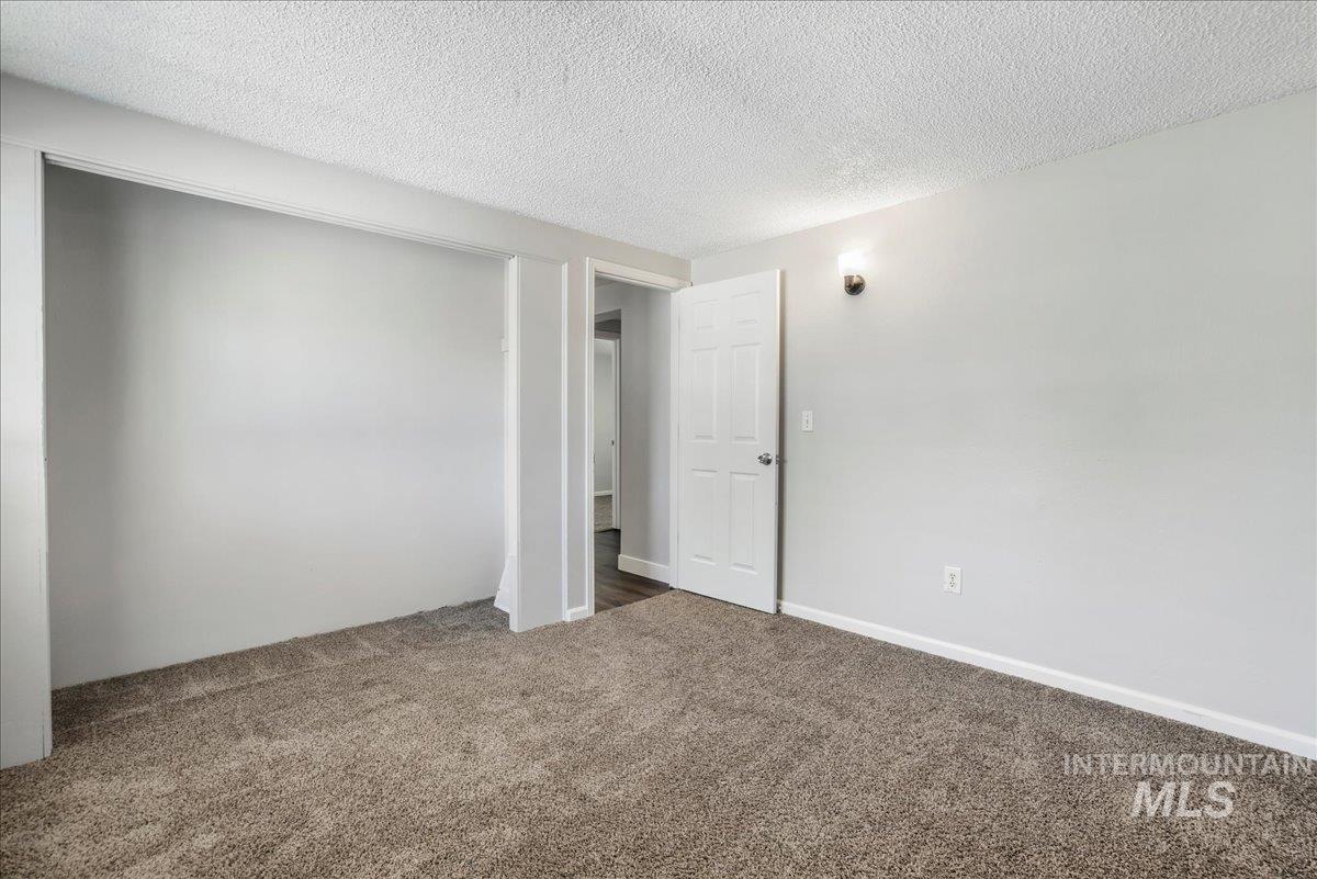 377 Maple Ave W Property Photo 25