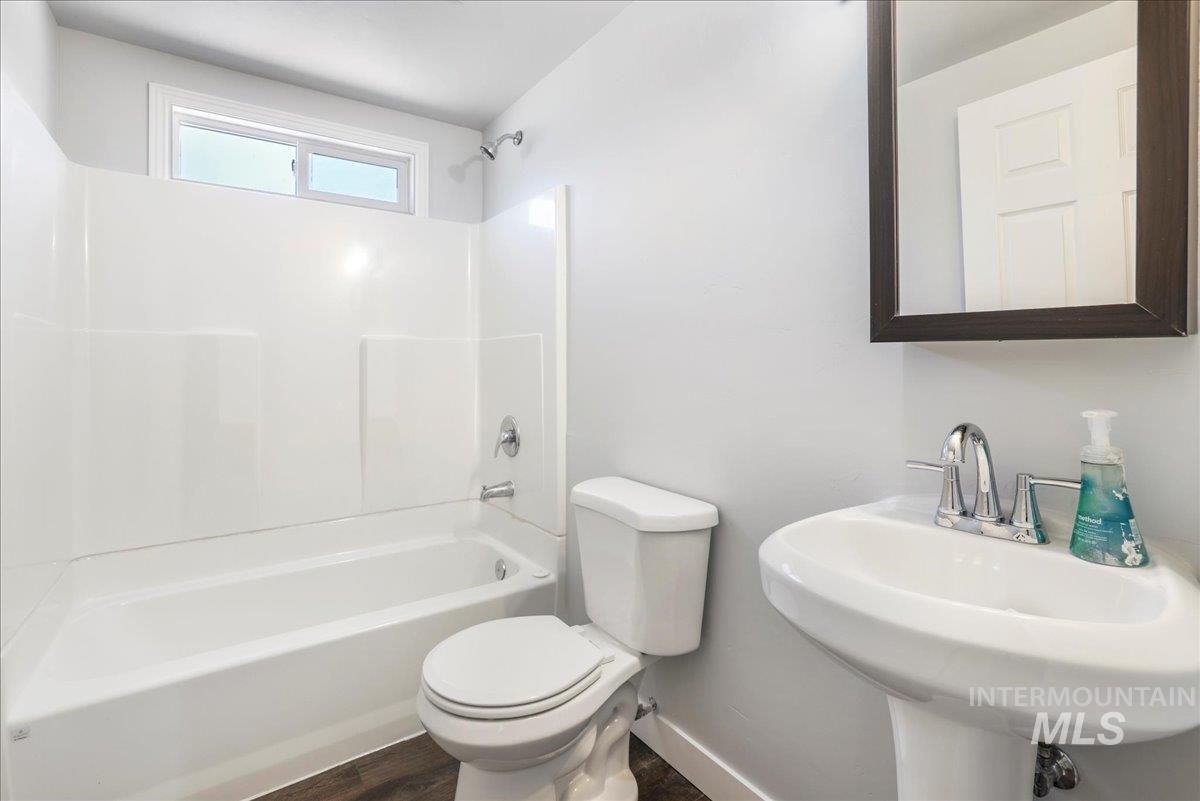 377 Maple Ave W Property Photo 26