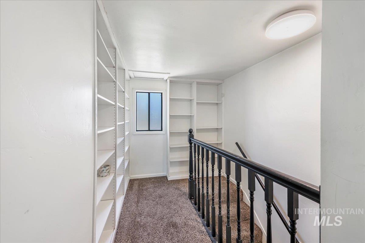 377 Maple Ave W Property Photo 27