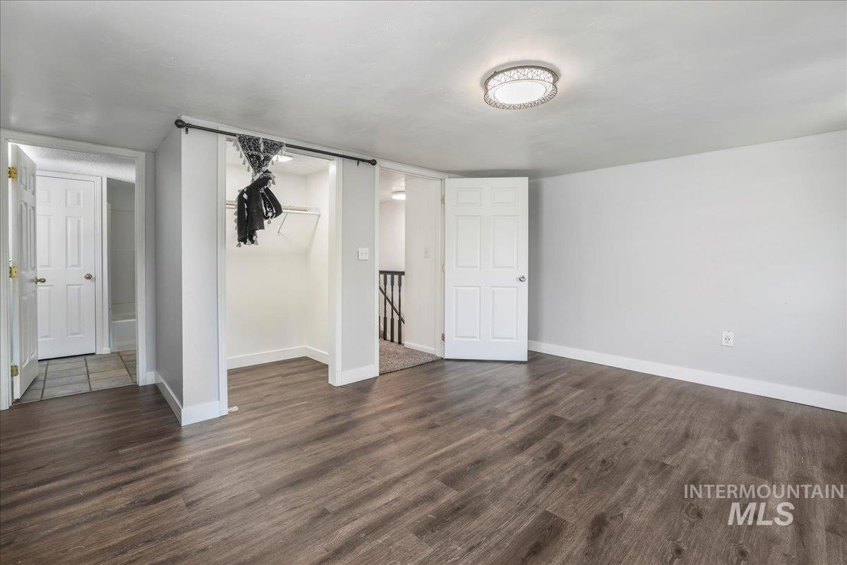 377 Maple Ave W Property Photo 28