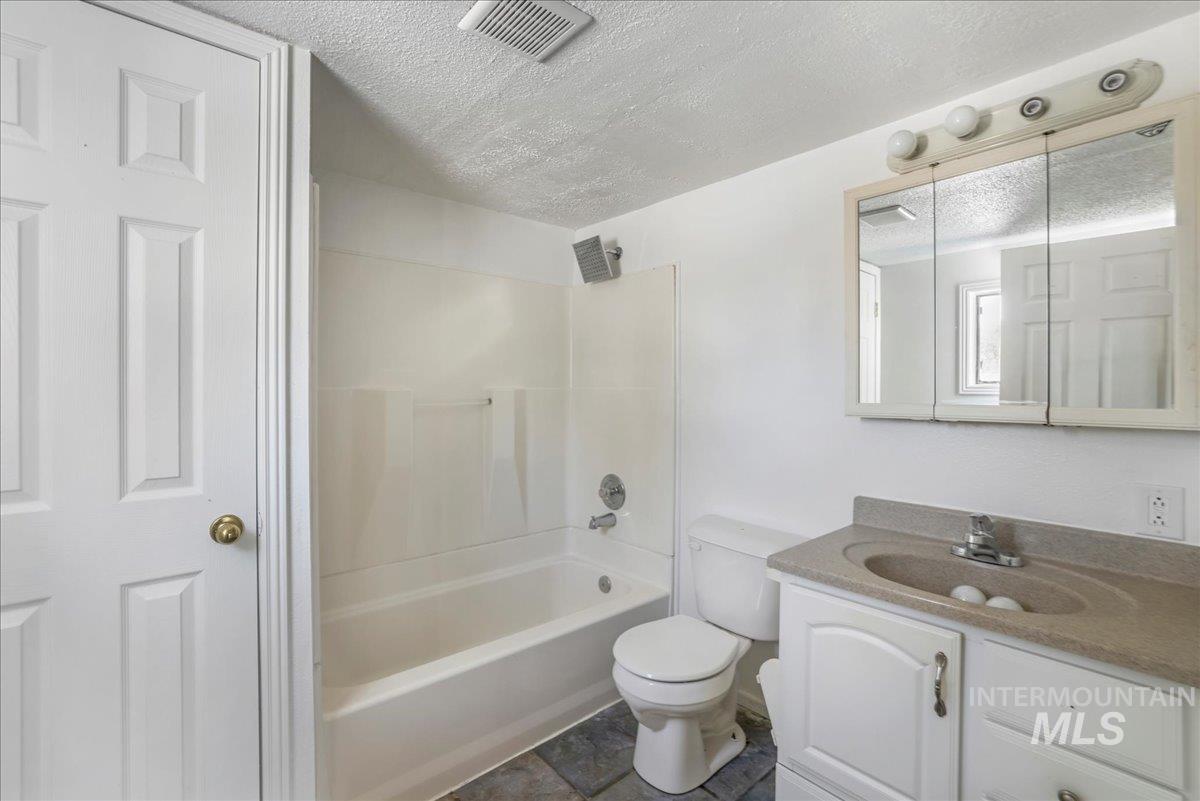 377 Maple Ave W Property Photo 29