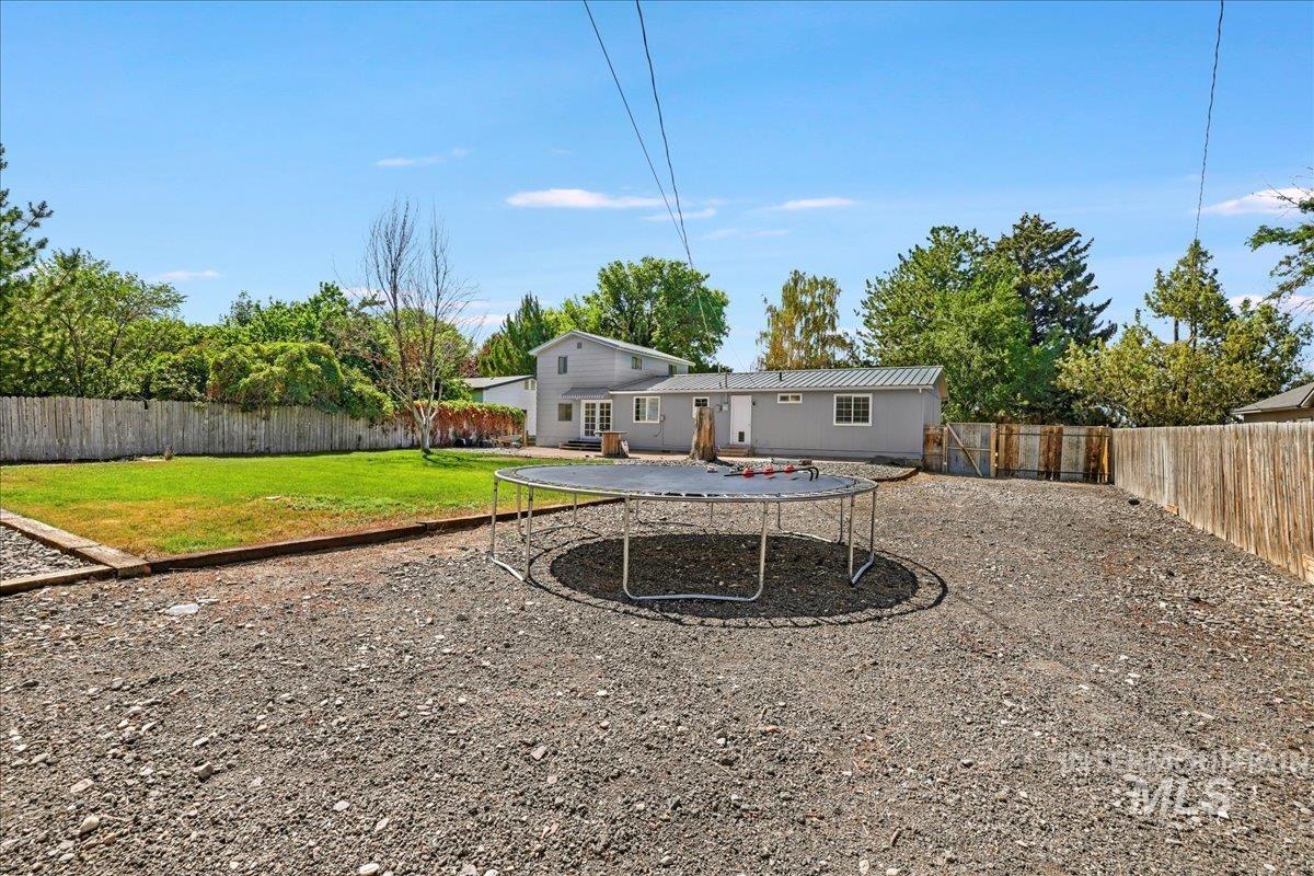 377 Maple Ave W Property Photo 32