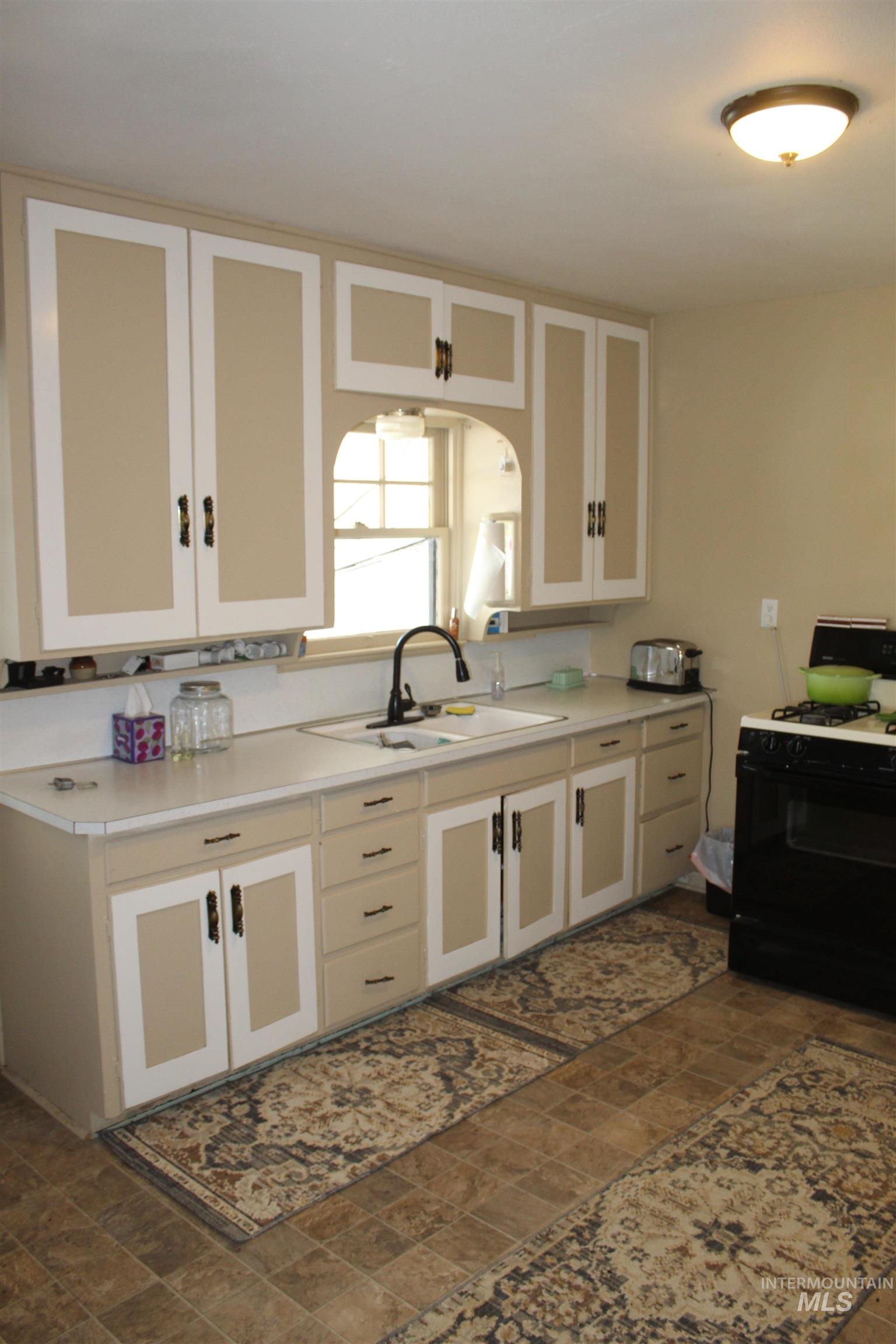 599 Cove Rd Property Photo 4