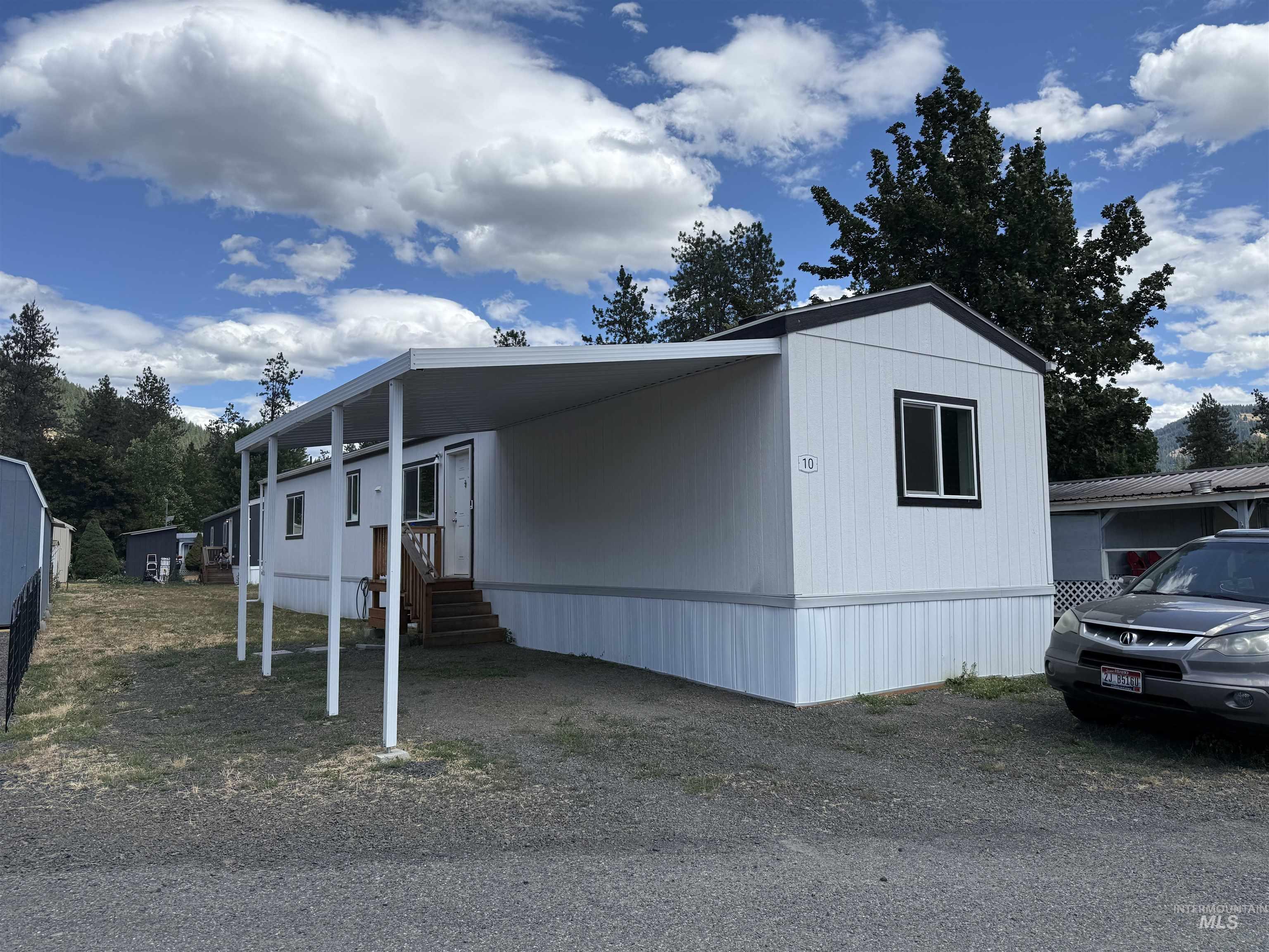 10 Kamloop Lane Property Photo 1