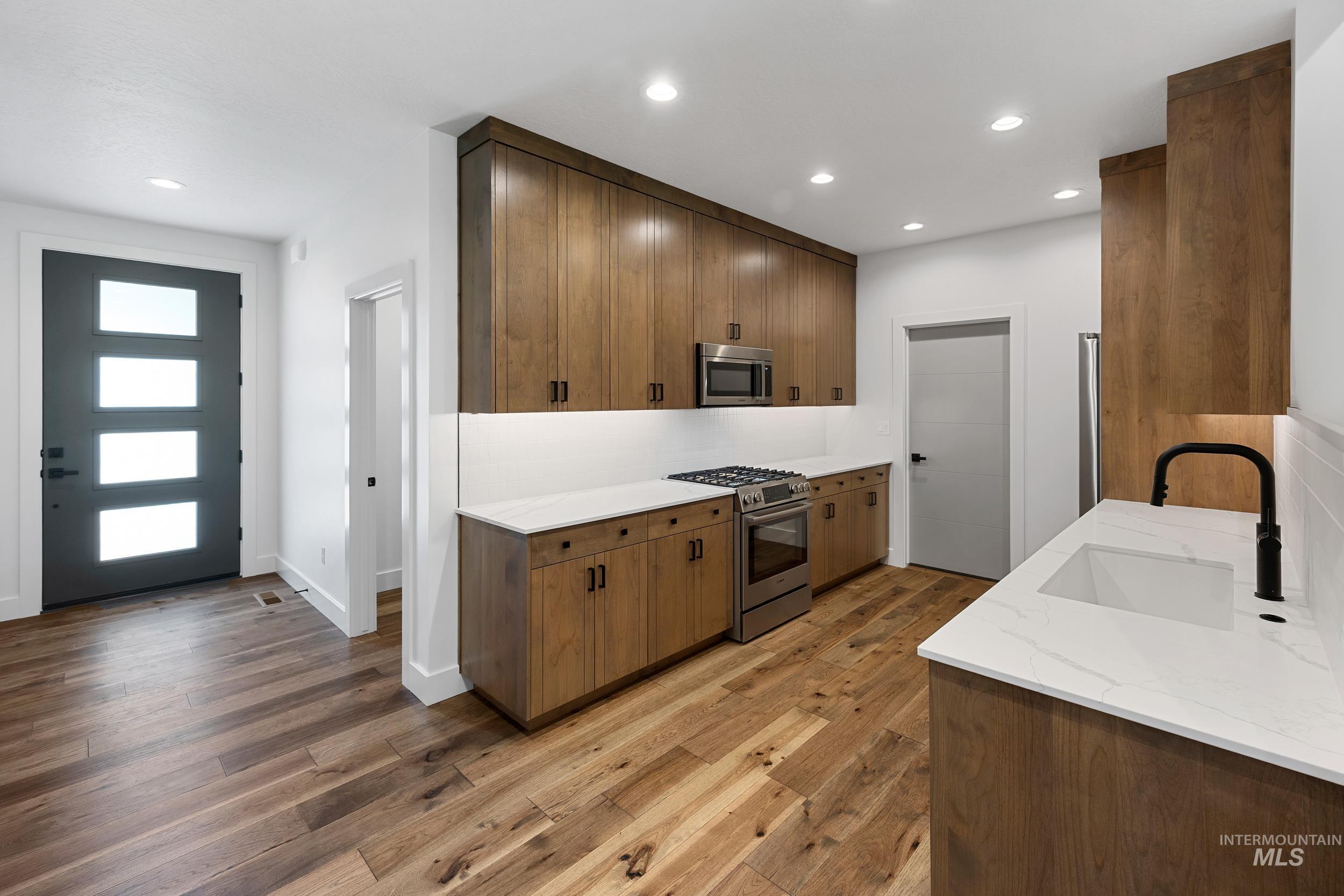 6504 S Astoria Ave Property Photo 2