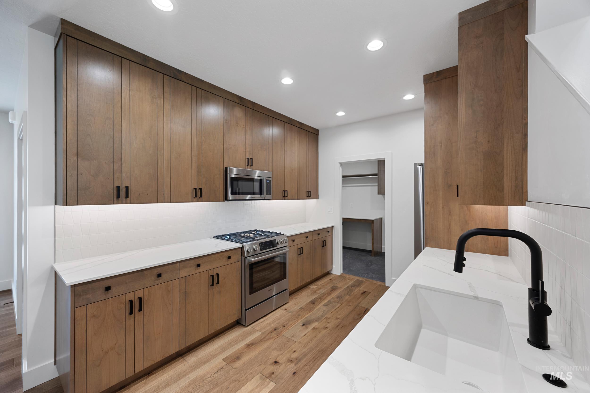 6504 S Astoria Ave Property Photo 4