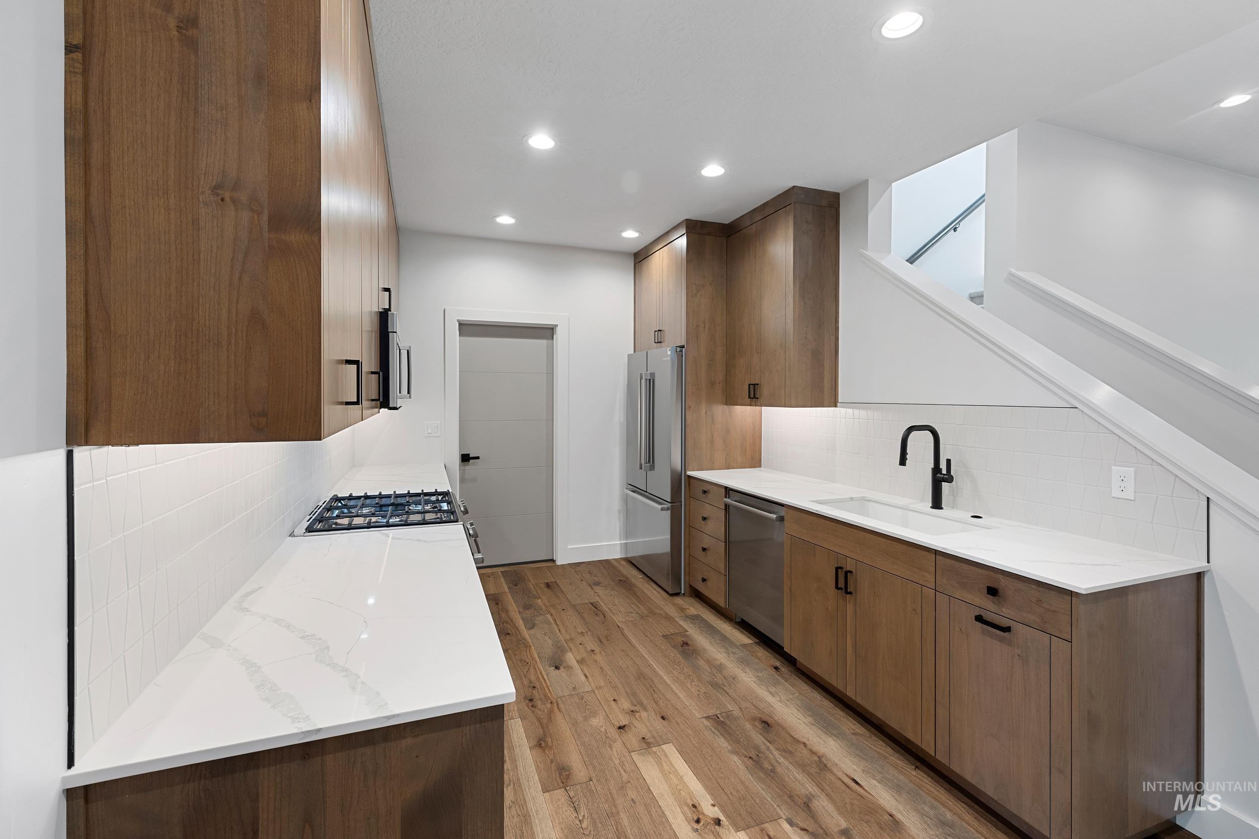 6504 S Astoria Ave Property Photo 6