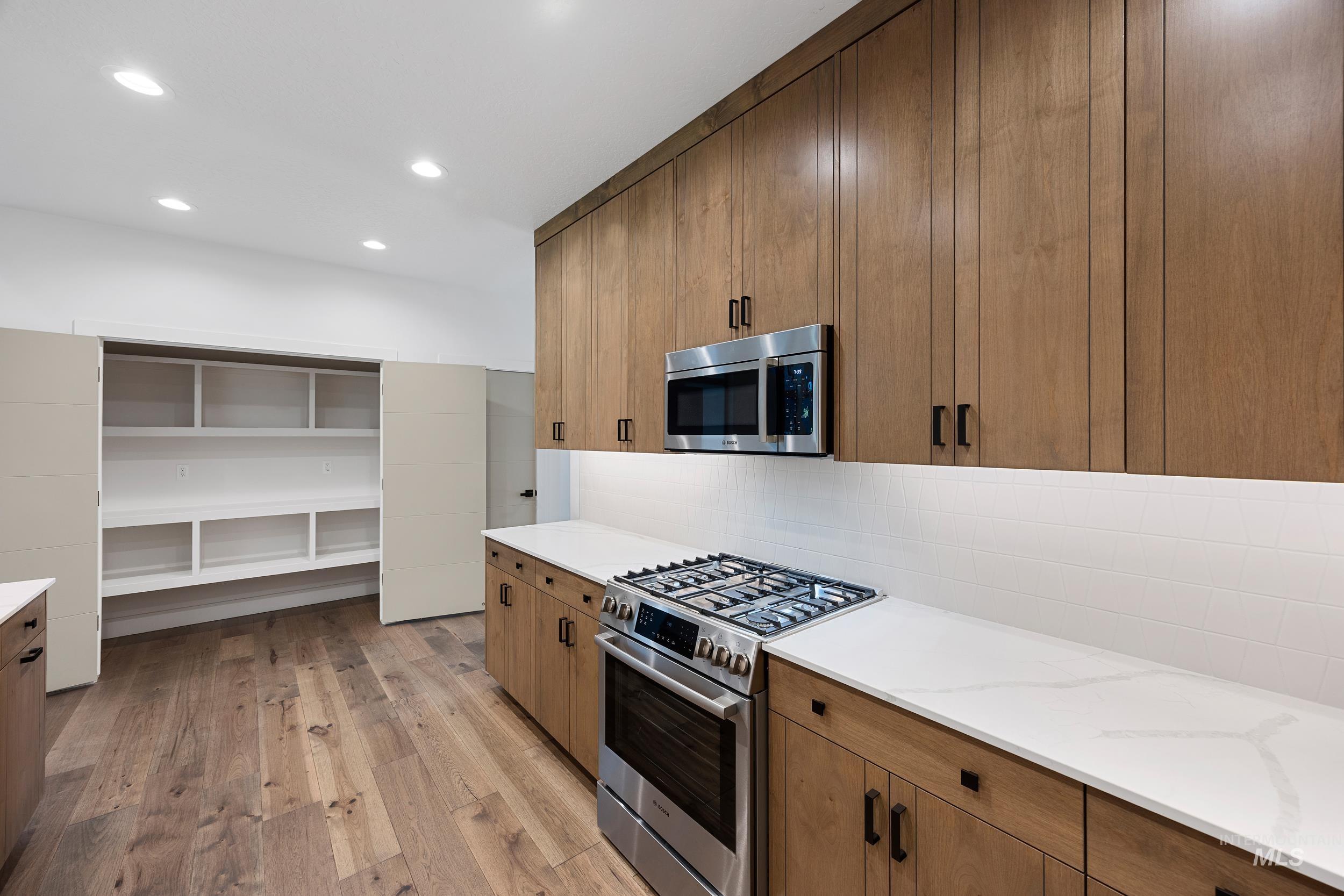 6504 S Astoria Ave Property Photo 7