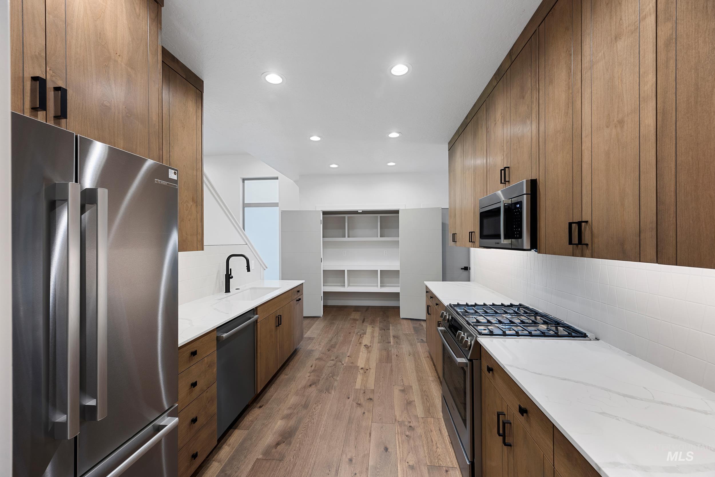 6504 S Astoria Ave Property Photo 10