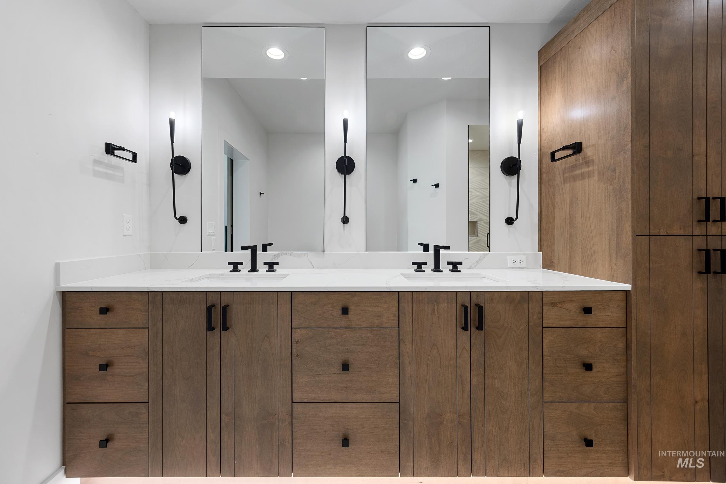 6504 S Astoria Ave Property Photo 17