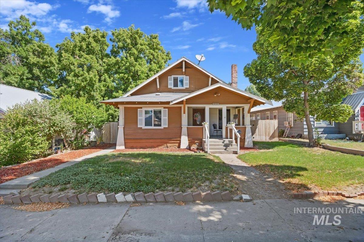 212 E Ave C Property Photo 1