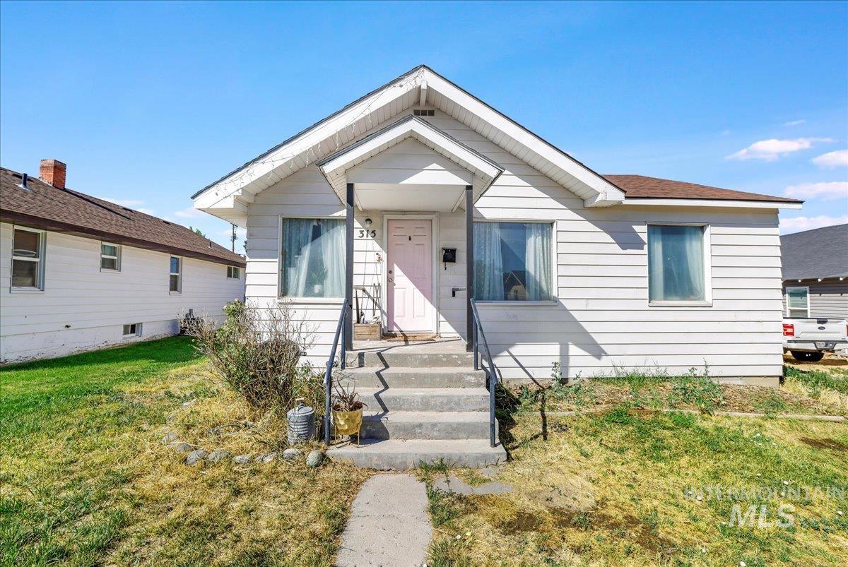315 13th Ave. N Property Photo 1