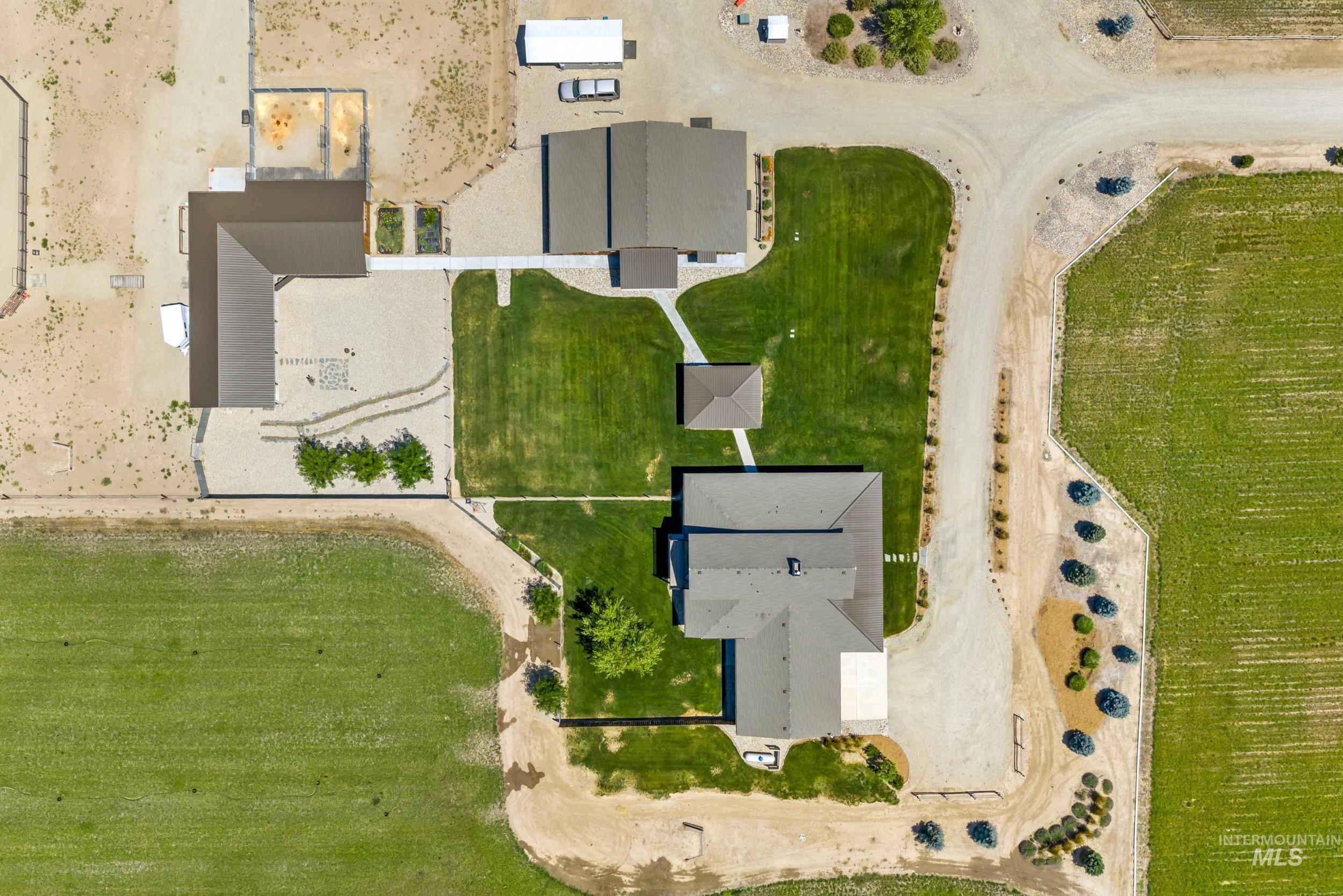 900 Robin Ln Property Photo 3