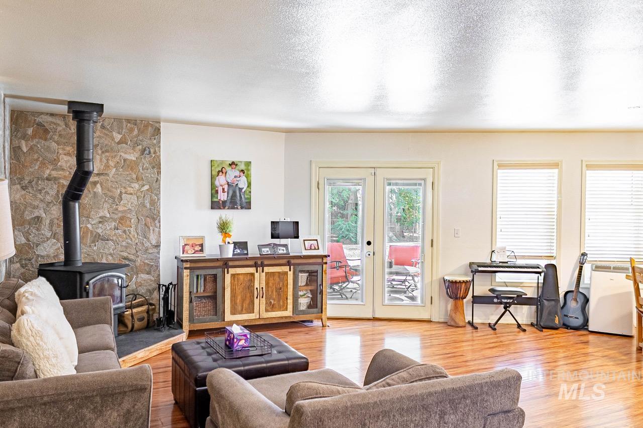 15960 Park View Dr Property Photo 6