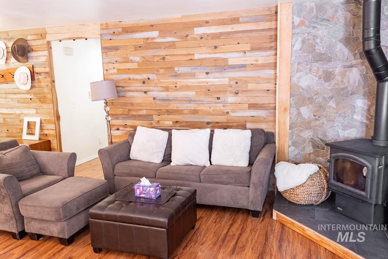 15960 Park View Dr Property Photo 7