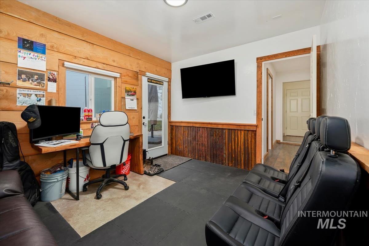 15960 Park View Dr Property Photo 28