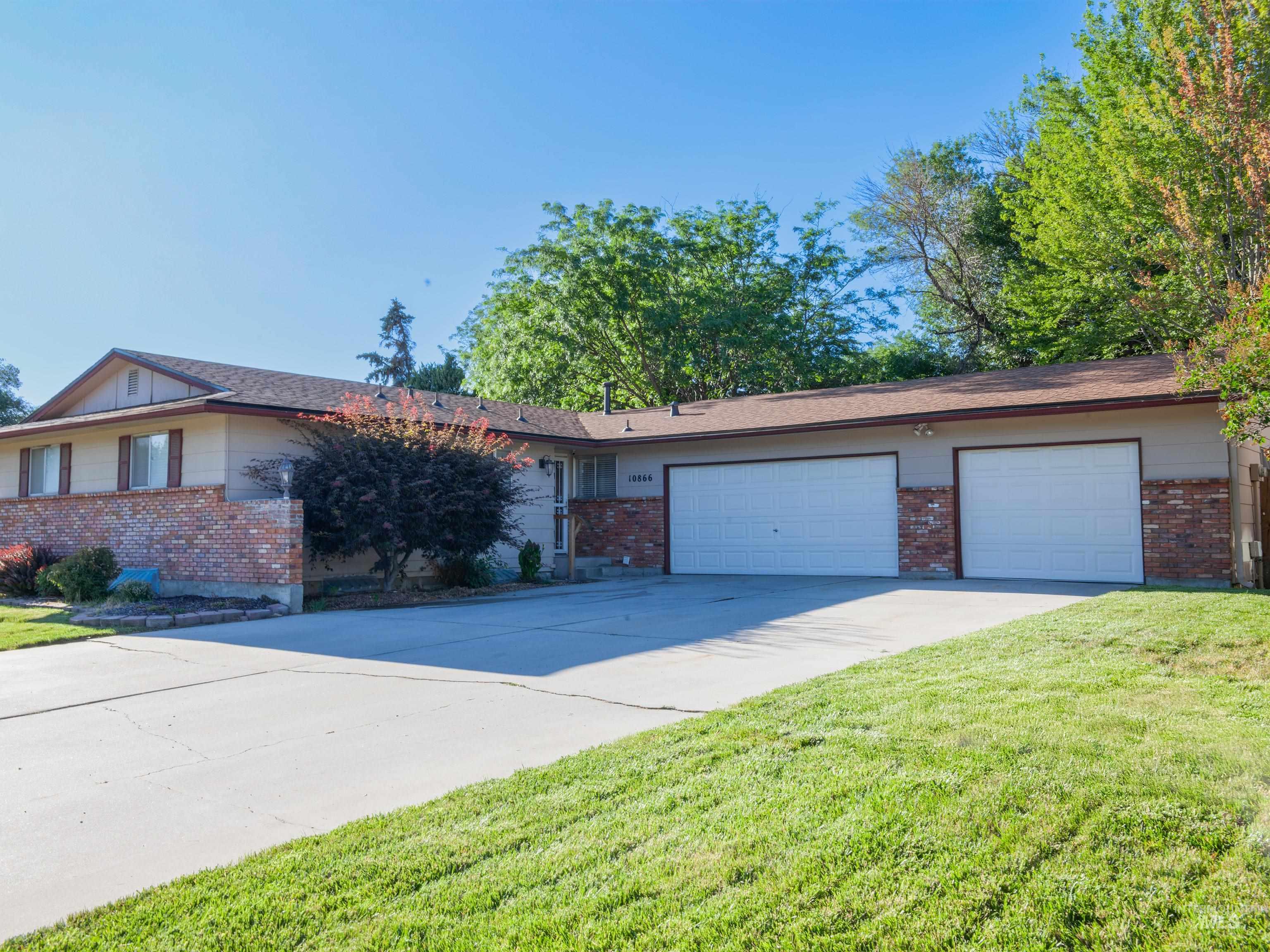 10866 W Sandhurst Property Photo 1
