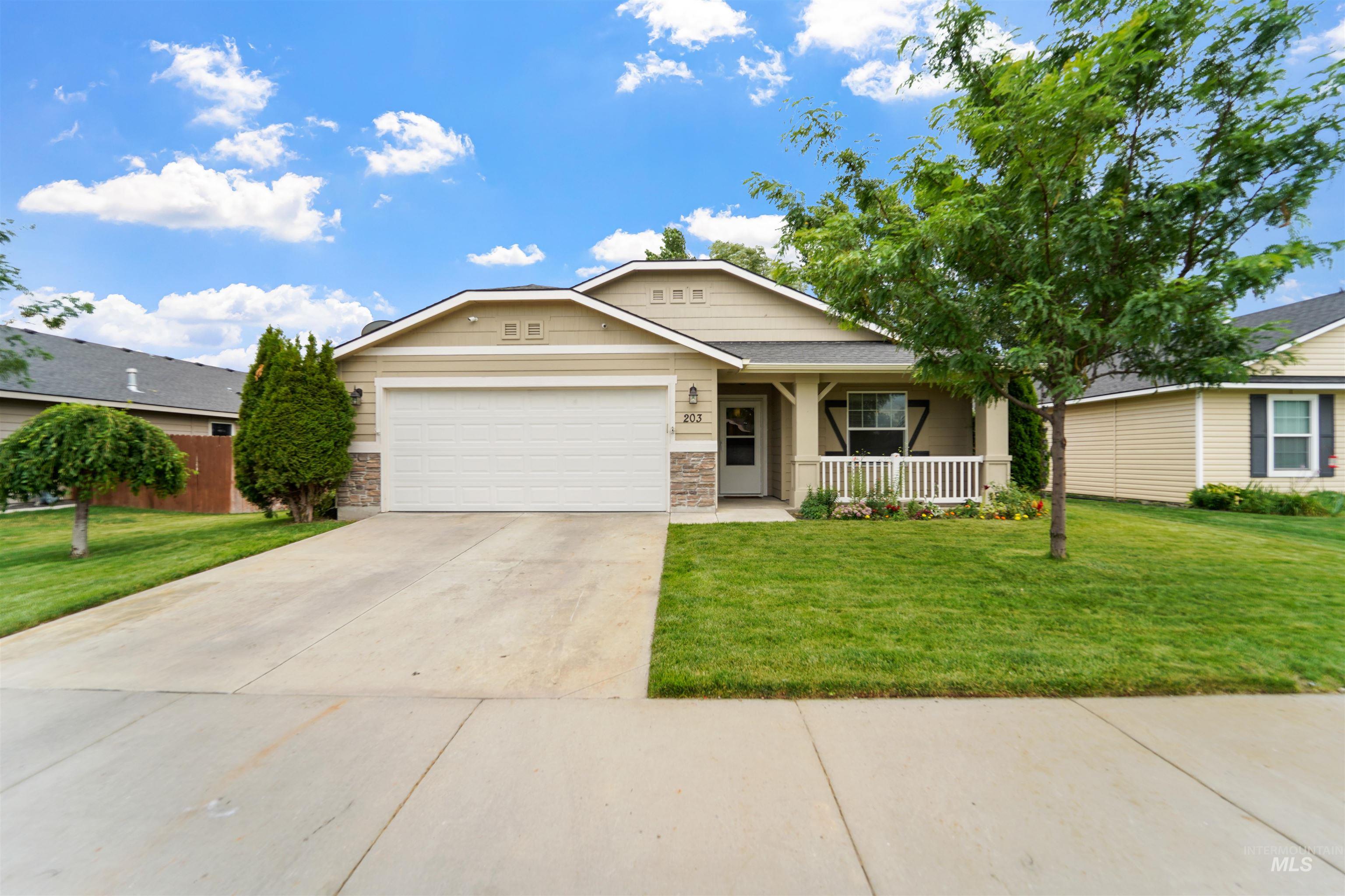 203 E Walcott Lake Dr Property Photo 1