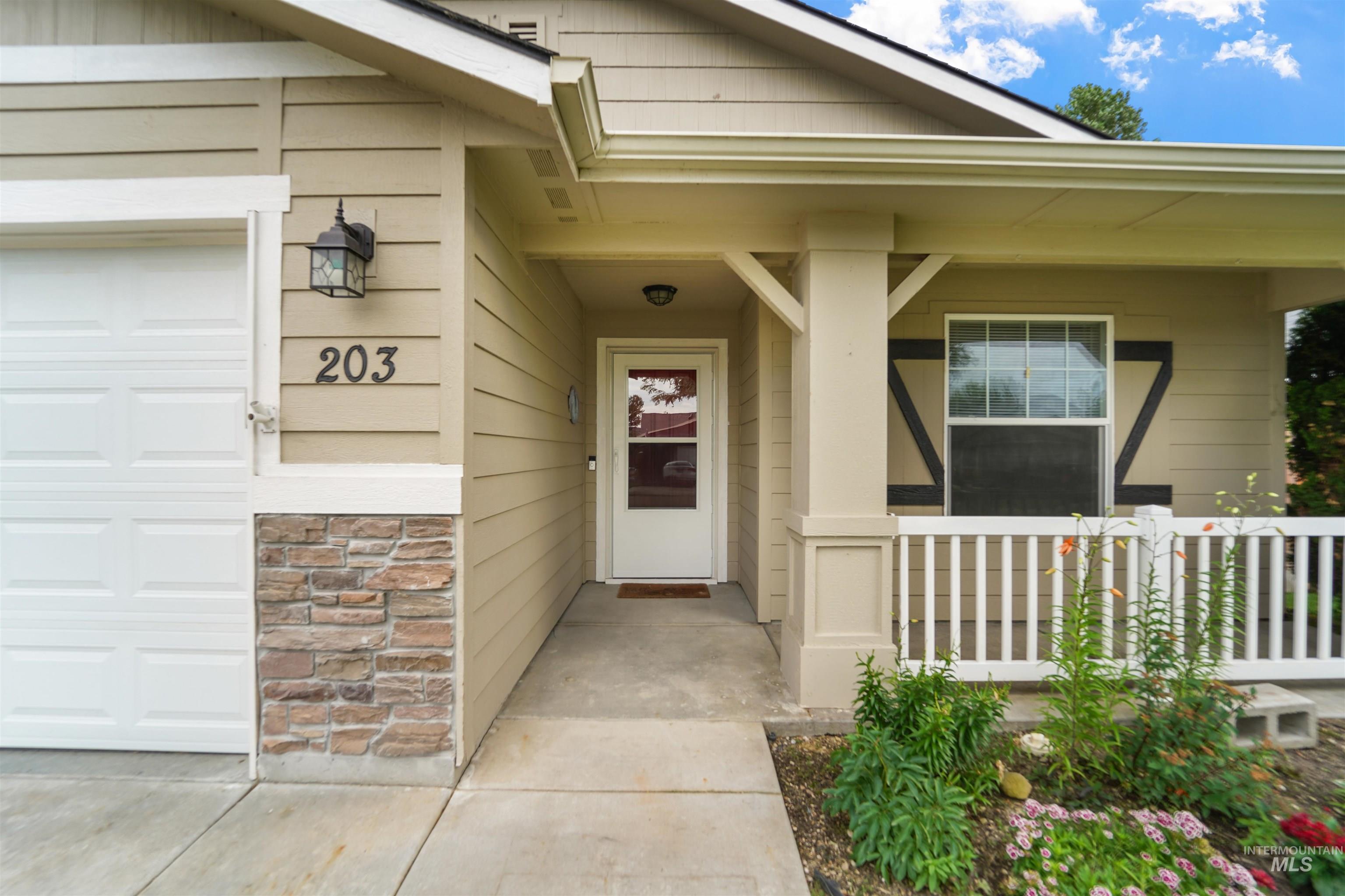 203 E Walcott Lake Dr Property Photo 2