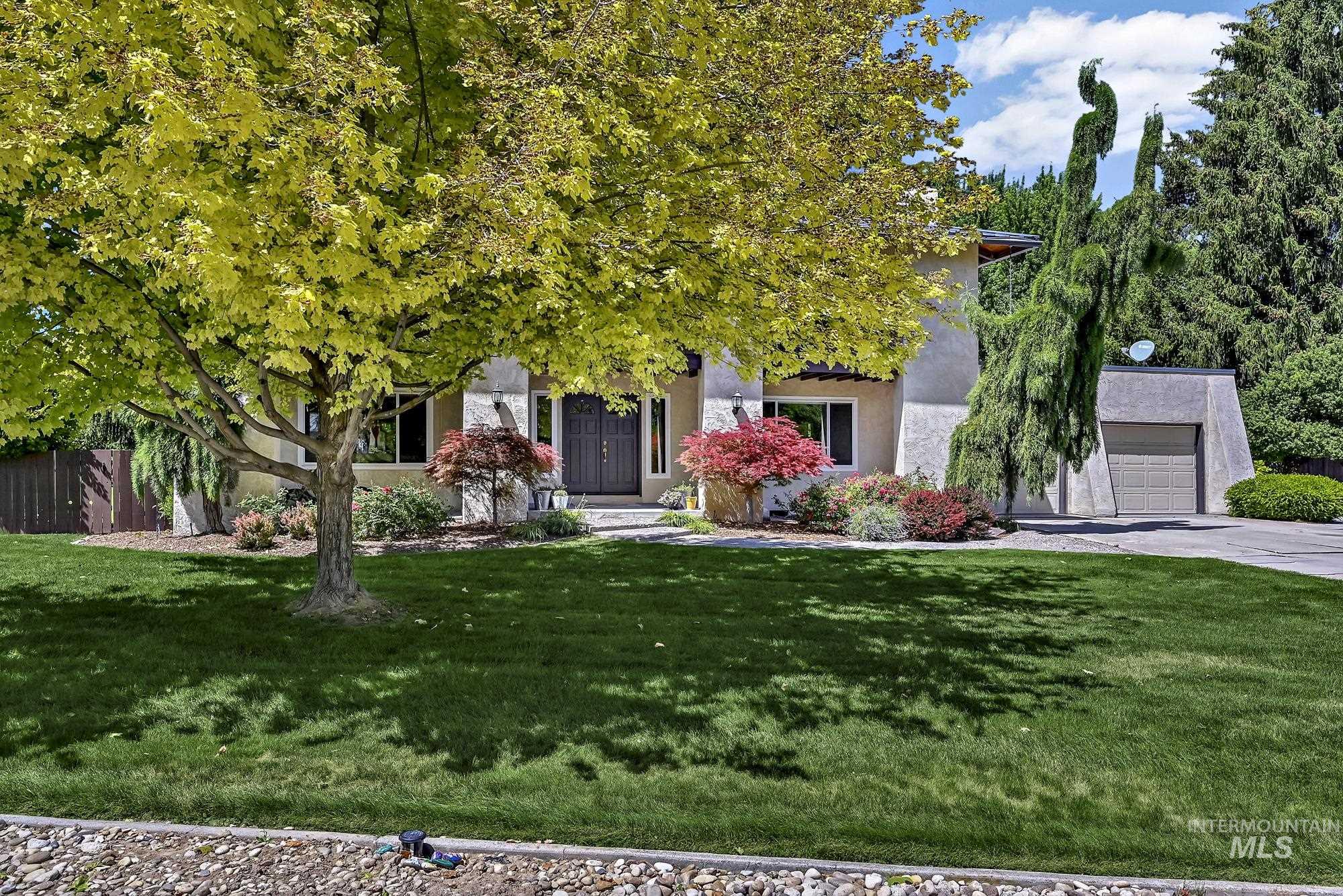 1067 N Arlington Dr Property Photo 3