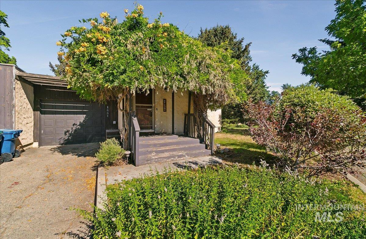 1861 S Tuesday Ln Property Photo 1
