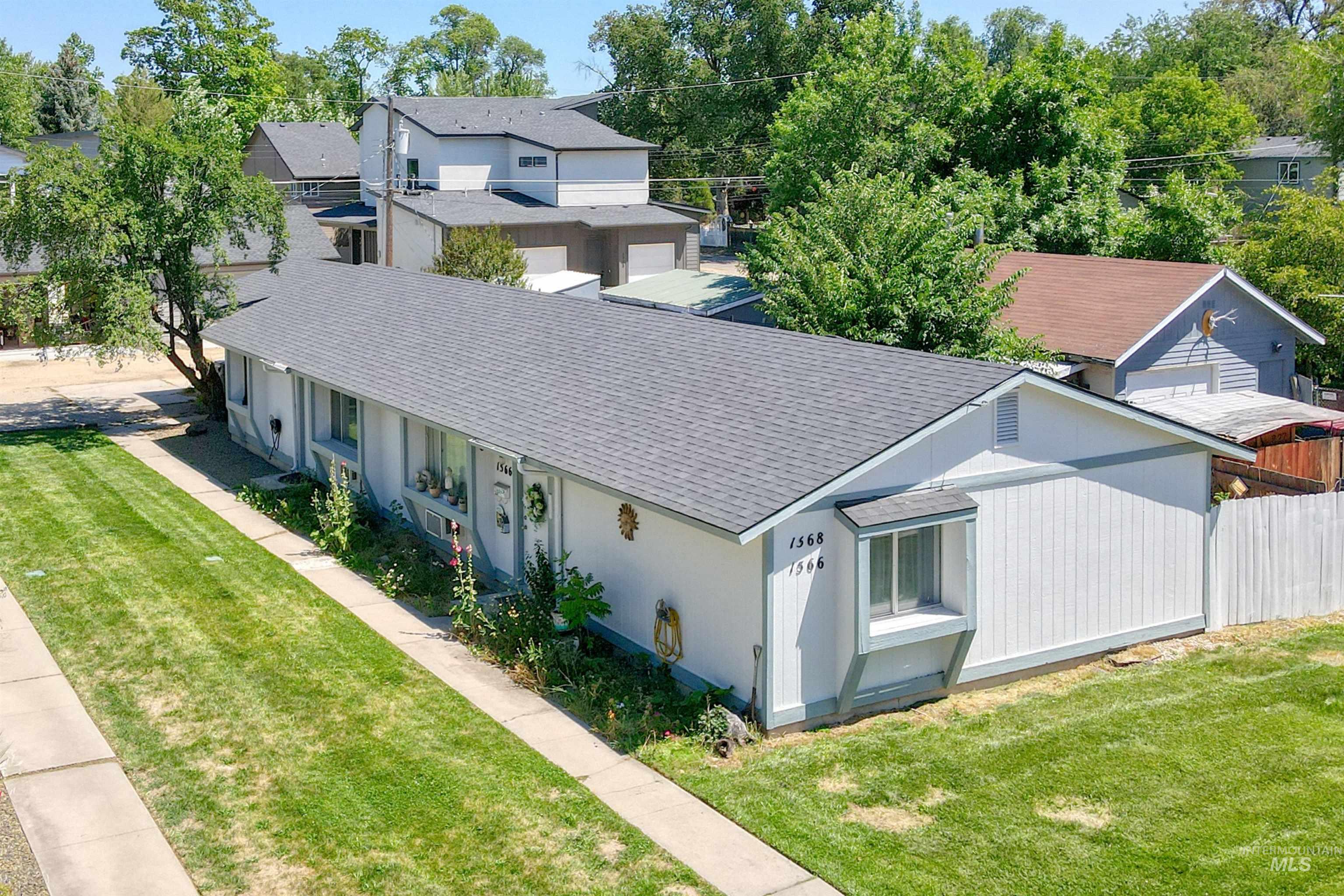 1566 S Oakland Ave Property Photo 1