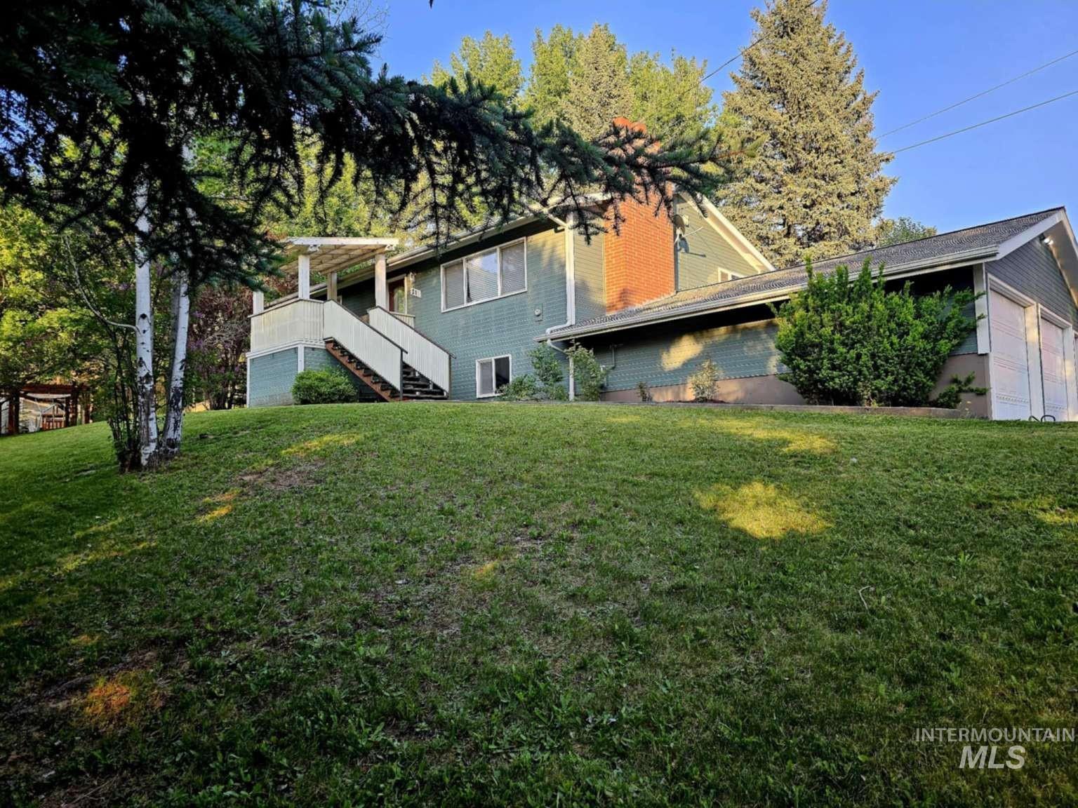 211 Monica St Property Photo 1