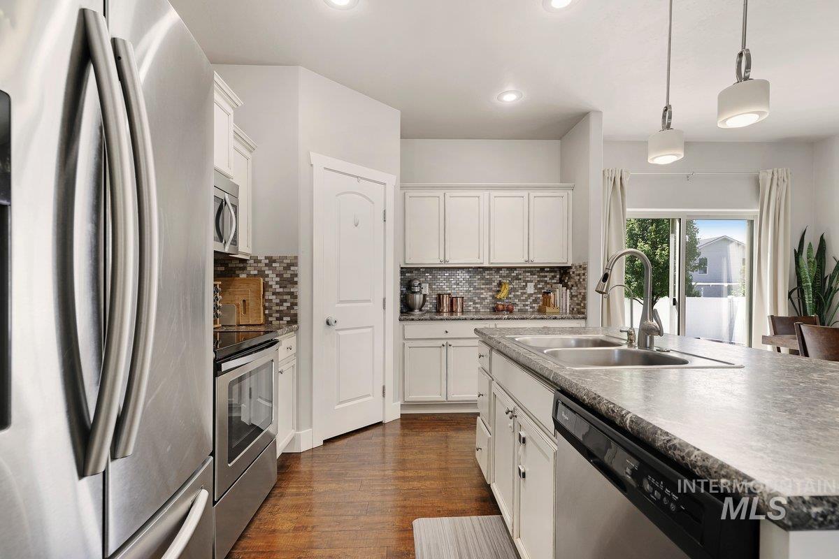 930 Ballard Way Property Photo 9