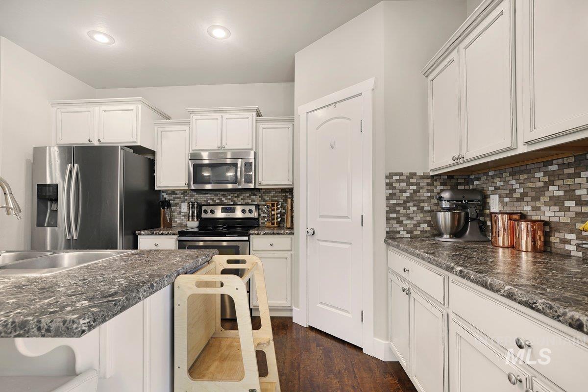 930 Ballard Way Property Photo 10