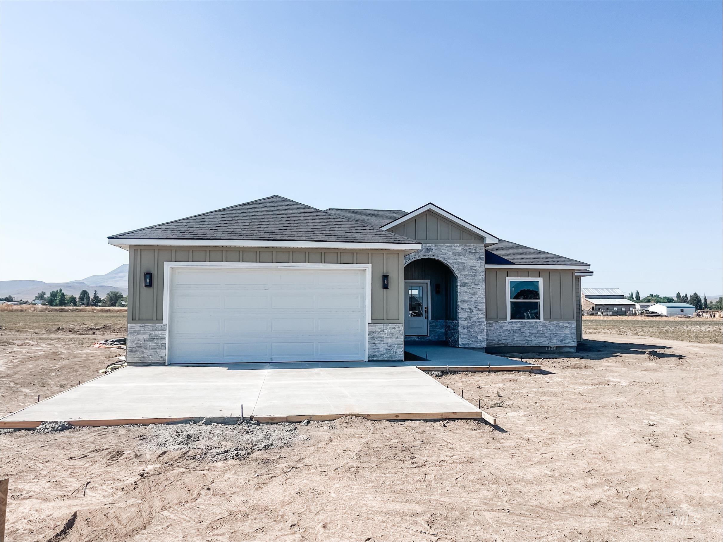 190 E Pioneer Dr Property Photo 1