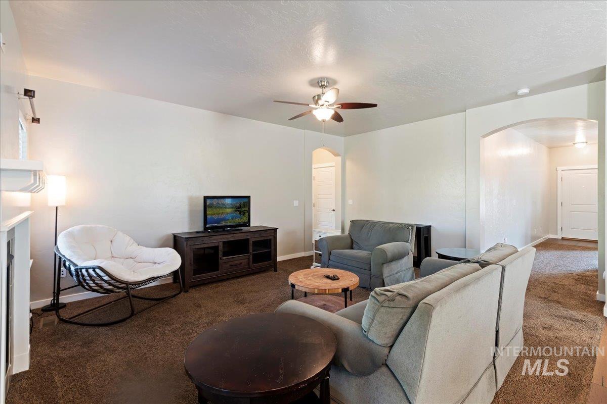 401 E Joshua Tree Dr Property Photo 9